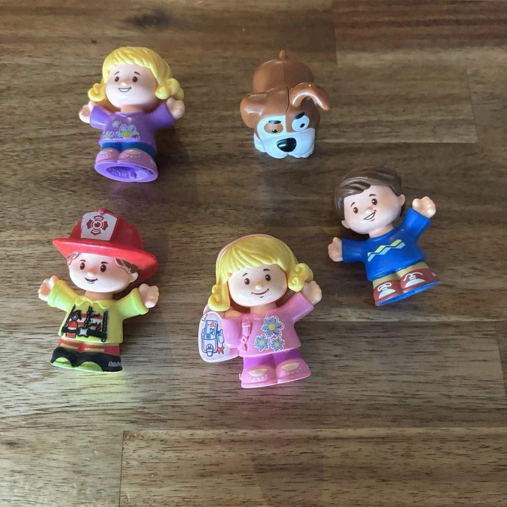Fisher Price Little People Lot Of 5 / 2 Girls , Fireman, Boy , Dog Toys Preowned